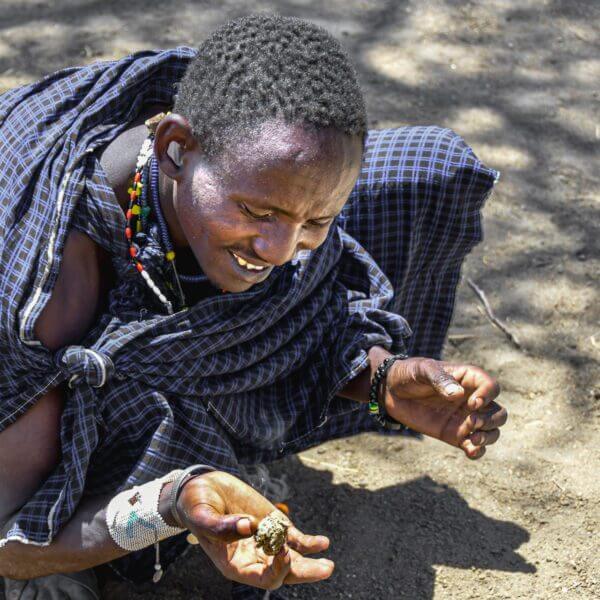 Yes! capture un moment de joie et de spiritualité dans un village Massai.