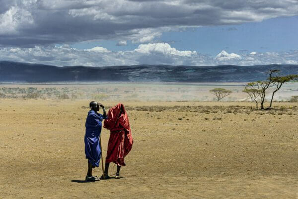 'Discussion', une photographie fascinante capturant une conversation intense entre deux Massaïs sous le vent de Tanzanie