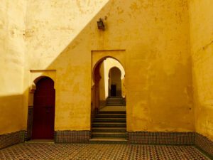 Soleil Jaune" est une invitation à explorer la danse du soleil et de l'ombre dans un palais marocain, révélant une scène picturale hypnotique en jaune vibrant, intégrée dans la série artistique "Mikado".