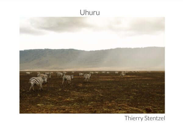 Explorez 'Uhuru', un Carnet Photo photographique exclusif de Thierry Stentzel, capturant l'essence de la Tanzanie. Cette édition limitée et signée vous emmène dans un voyage visuel à travers la vie sauvage et les cultures Massai, offrant une expérience intime et immersive de la liberté