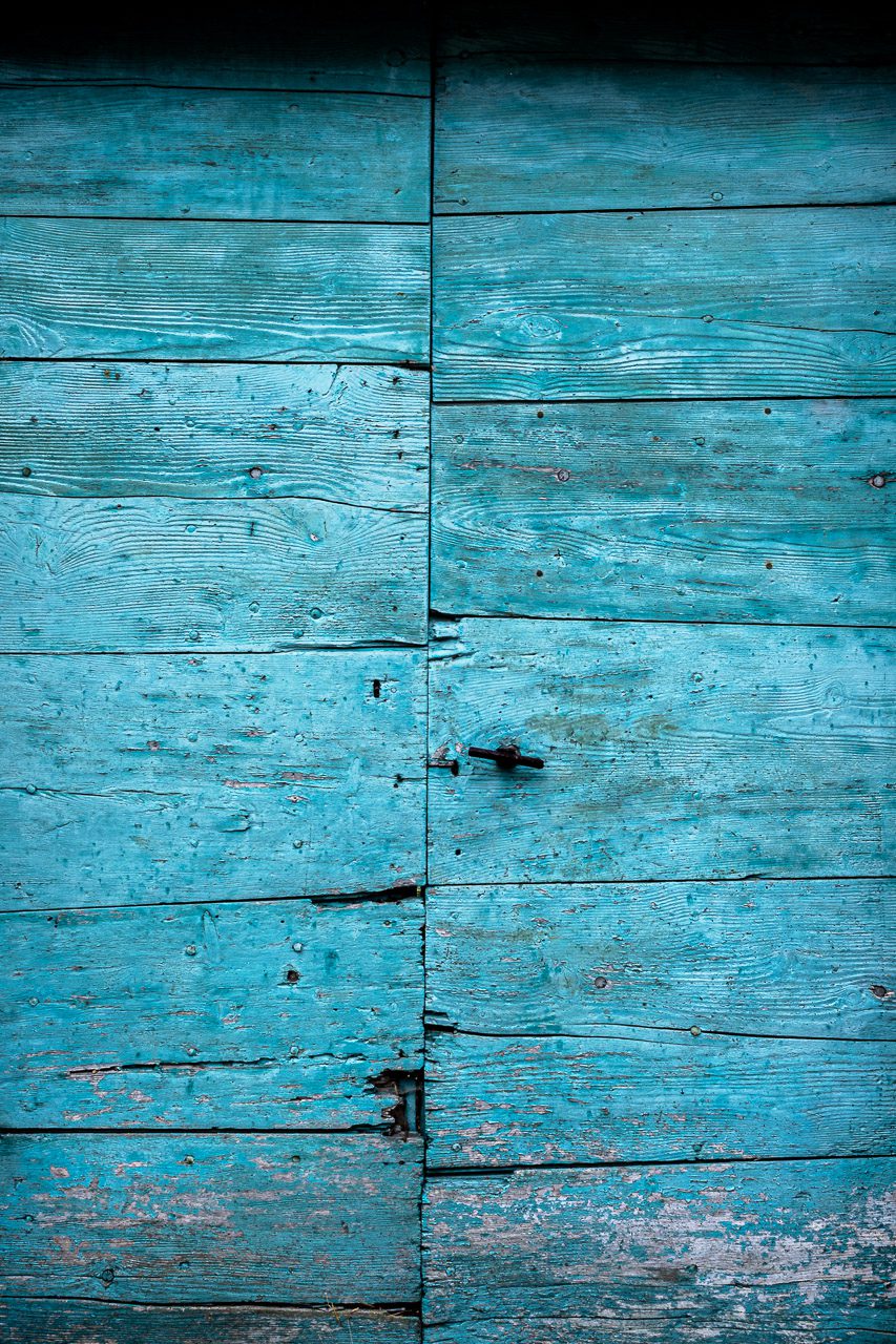 Sésame est une photographie unique qui célèbre la beauté de la vie à travers une vieille porte bleue. Elle capture l'essence du Shitsukan, offrant une expérience sensorielle riche en histoire et en texture.