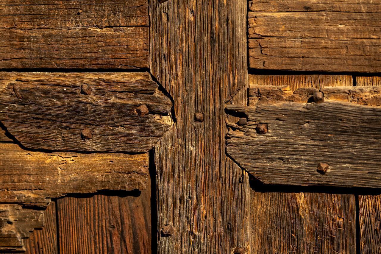 "Inébranlable" est bien plus qu'une simple photographie. C'est un morceau d'histoire, une ode à la résilience et à la force du temps. Capturée au cœur du village de Chilhac, cette porte centenaire vous invite à un voyage émotionnel à travers les âges. Une expérience artistique unique pour votre intérieur.