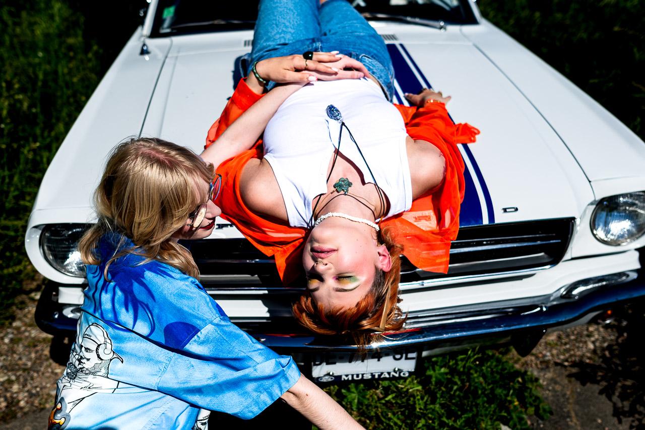 Échappée Belle : une série photo captivante inspirée de Thelma et Louise, mélangeant couleurs et noir et blanc pour raconter une amitié intense.