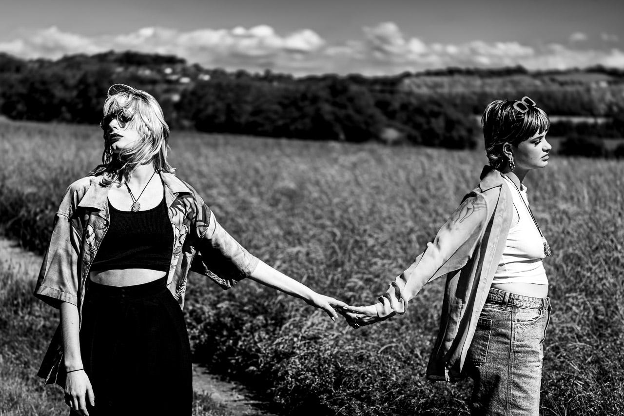 Échappée Belle : une série photo captivante inspirée de Thelma et Louise, mélangeant couleurs et noir et blanc pour raconter une amitié intense.