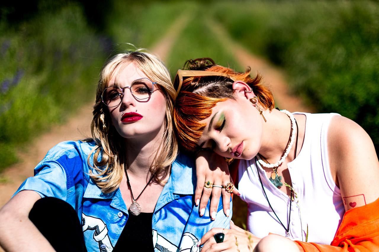 Échappée Belle : une série photo captivante inspirée de Thelma et Louise, mélangeant couleurs et noir et blanc pour raconter une amitié intense.