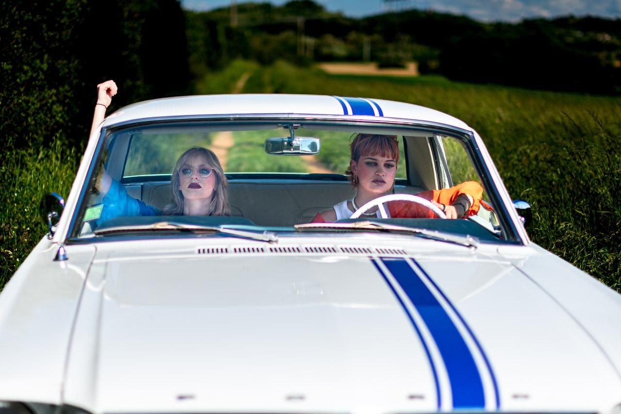 Échappée Belle : une série photo captivante inspirée de Thelma et Louise, mélangeant couleurs et noir et blanc pour raconter une amitié intense.