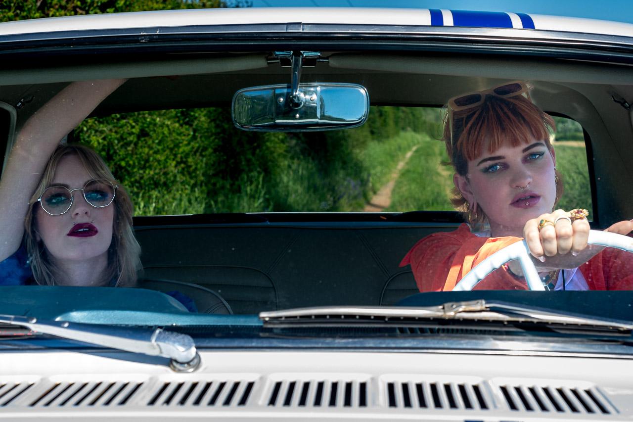 Échappée Belle : une série photo captivante inspirée de Thelma et Louise, mélangeant couleurs et noir et blanc pour raconter une amitié intense.