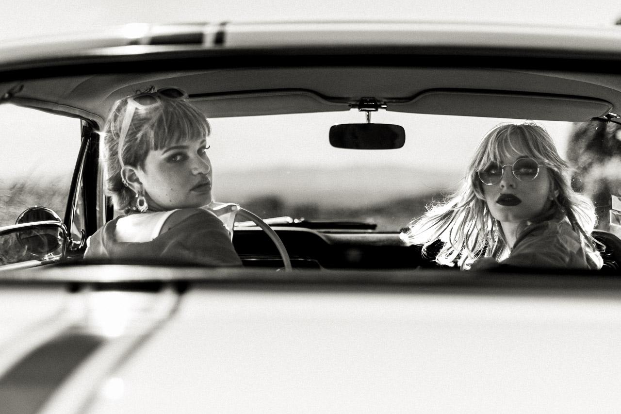 Échappée Belle : une série photo captivante inspirée de Thelma et Louise, mélangeant couleurs et noir et blanc pour raconter une amitié intense.