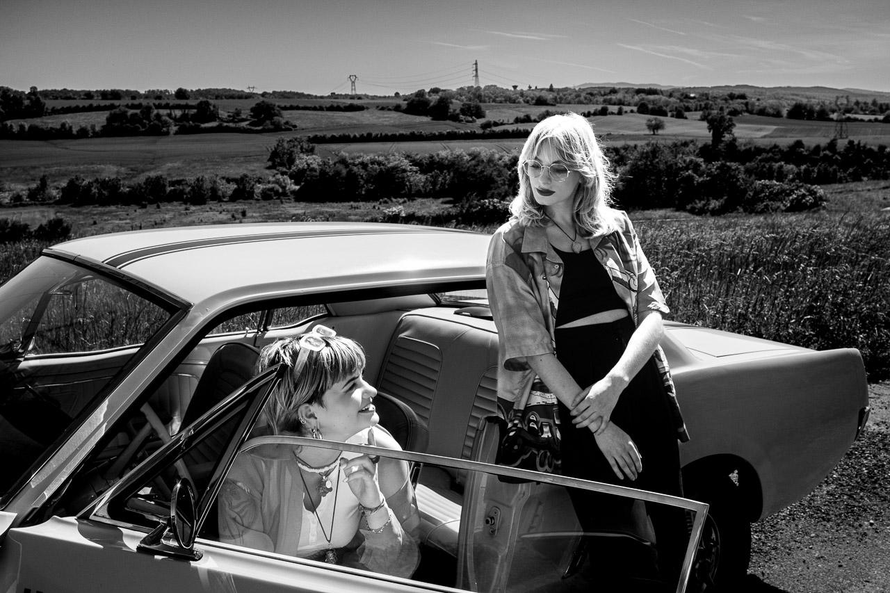 Échappée Belle : une série photo captivante inspirée de Thelma et Louise, mélangeant couleurs et noir et blanc pour raconter une amitié intense.