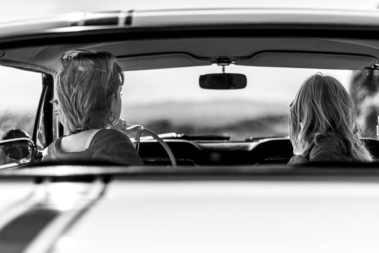 Échappée Belle : une série photo captivante inspirée de Thelma et Louise, mélangeant couleurs et noir et blanc pour raconter une amitié intense.