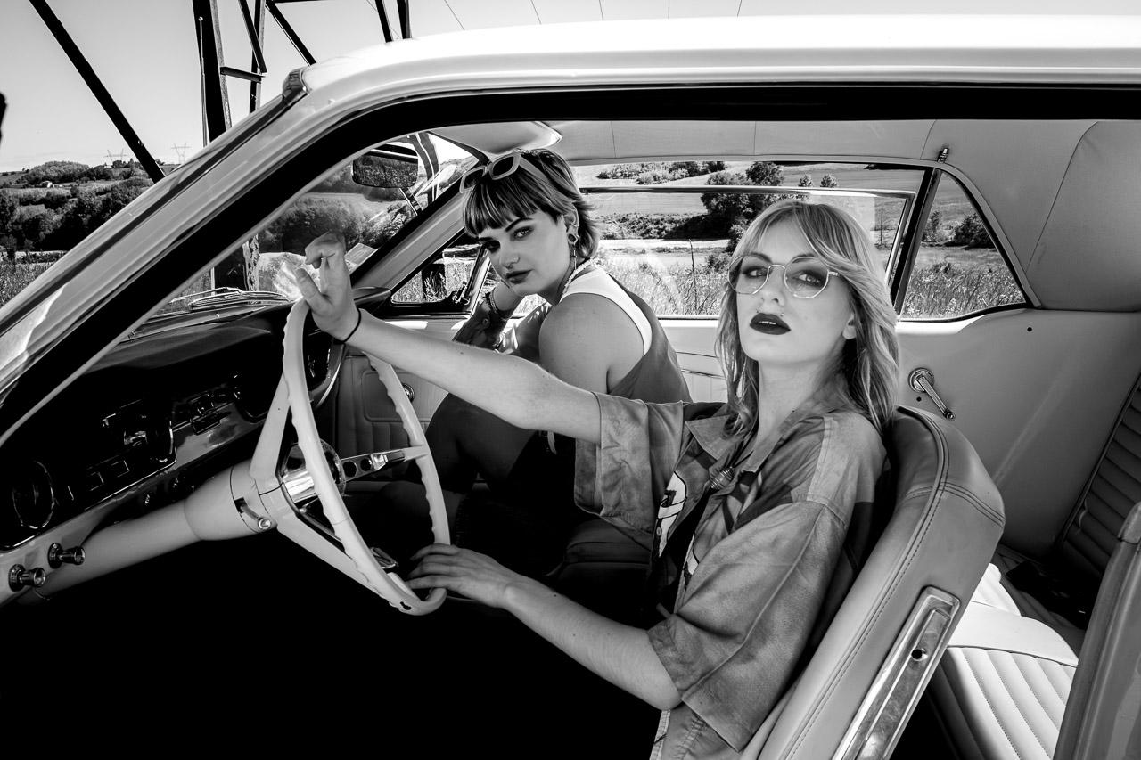 Échappée Belle : une série photo captivante inspirée de Thelma et Louise, mélangeant couleurs et noir et blanc pour raconter une amitié intense.