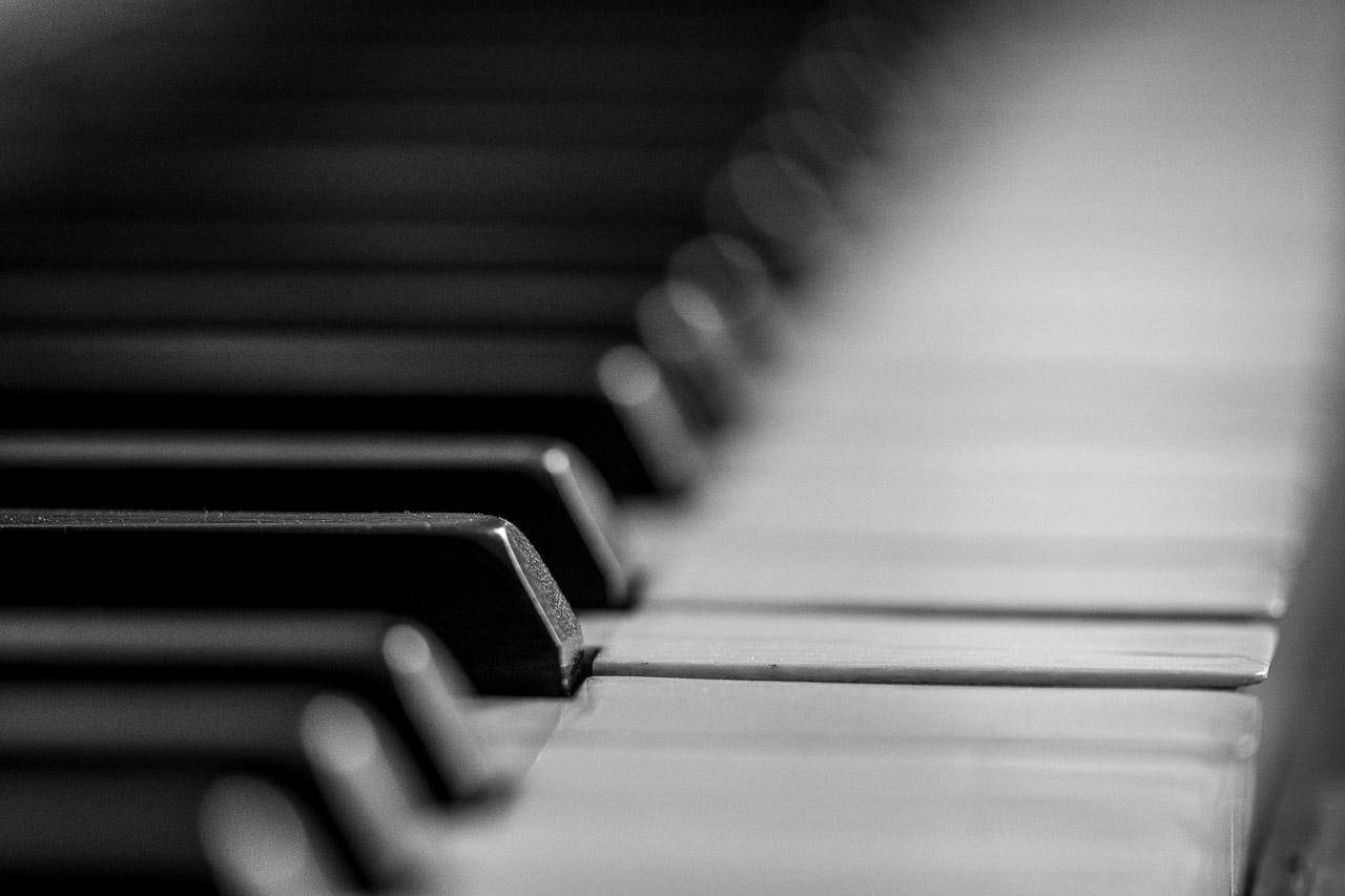 Explorez 'Clés d'une Valse Oubliée', une œuvre poignante en noir et blanc qui capture l'âme d'un piano ancien.