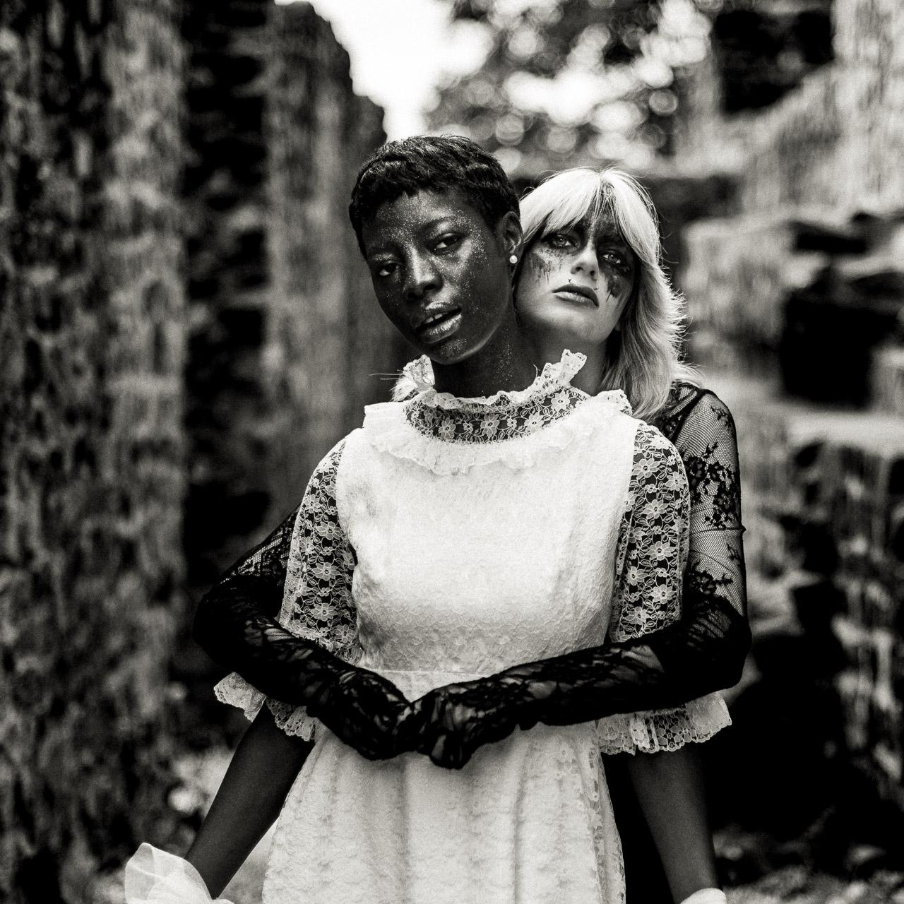 Échappée Belle : une série photo captivante inspirée de Thelma et Louise, mélangeant couleurs et noir et blanc pour raconter une amitié intense.