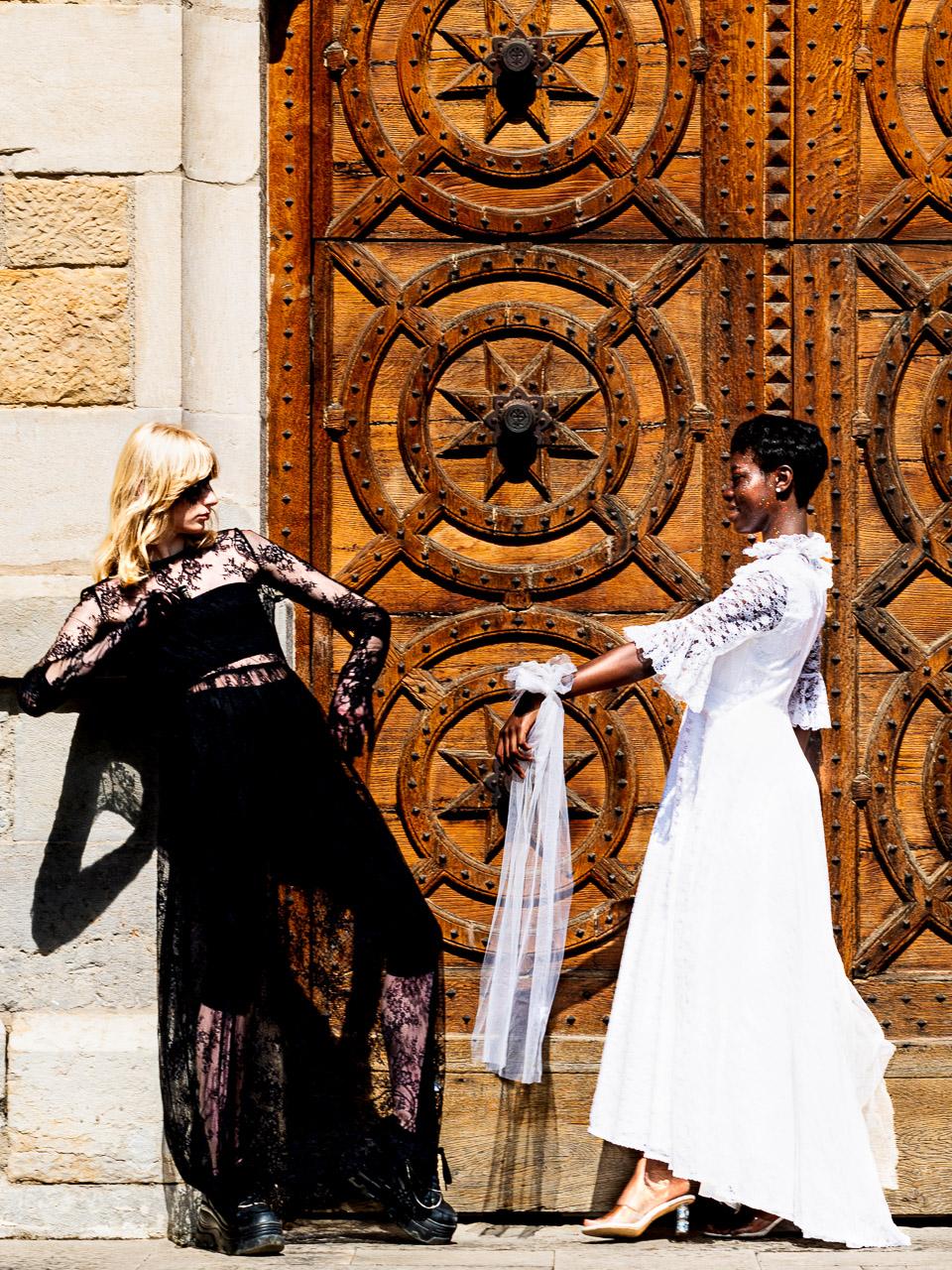 Plongez dans Angels, une série photographique qui explore la lutte éternelle entre le bien et le mal à travers les personnages d'Aiden et Esther.