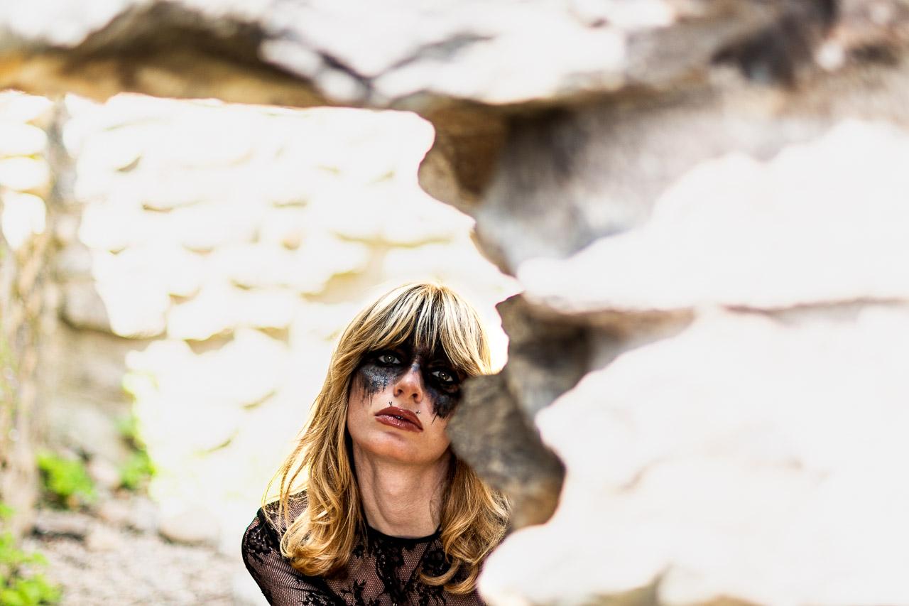 Échappée Belle : une série photo captivante inspirée de Thelma et Louise, mélangeant couleurs et noir et blanc pour raconter une amitié intense.