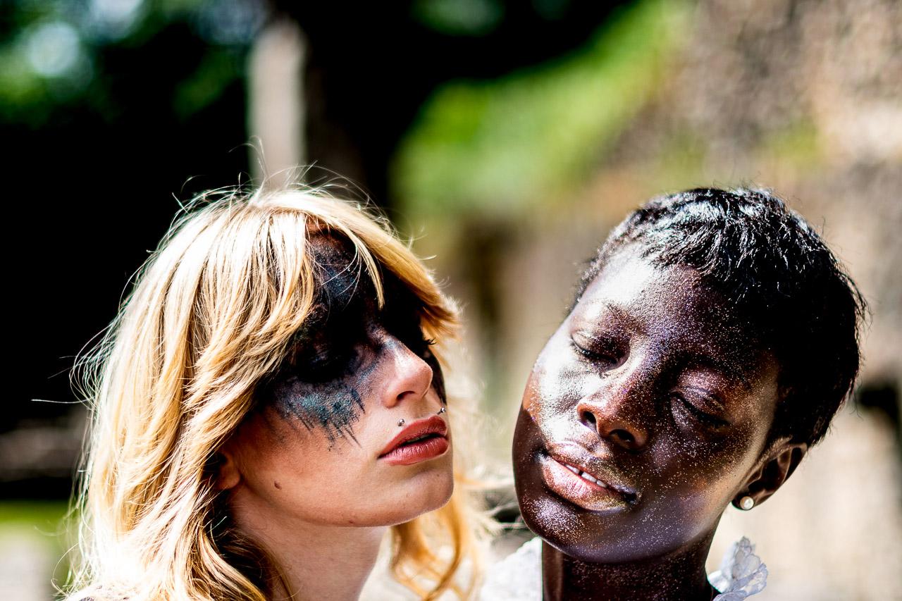 Plongez dans Angels, une série photographique qui explore la lutte éternelle entre le bien et le mal à travers les personnages d'Aiden et Esther.