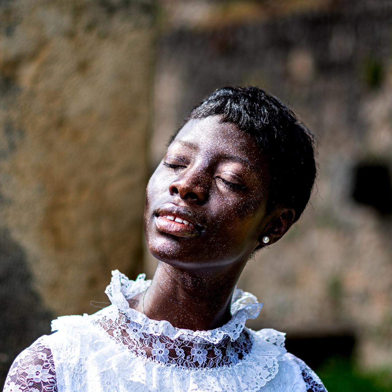 Plongez dans Angels, une série photographique qui explore la lutte éternelle entre le bien et le mal à travers les personnages d'Aiden et Esther.