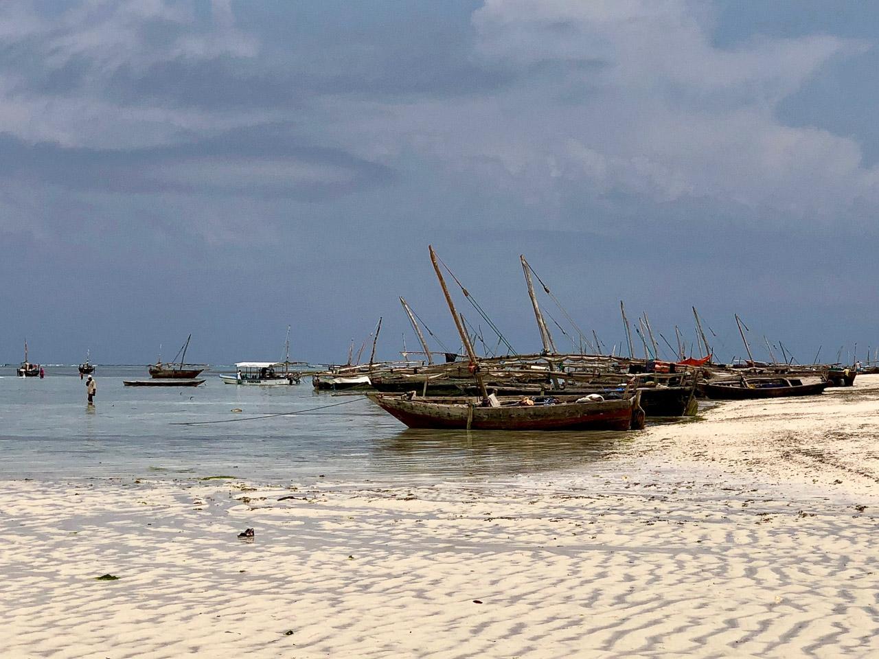 Pastel de Z capture la sérénité des bateaux de pêche traditionnels sur une plage de Zanzibar, avec des couleurs douces évoquant un tableau pastel.