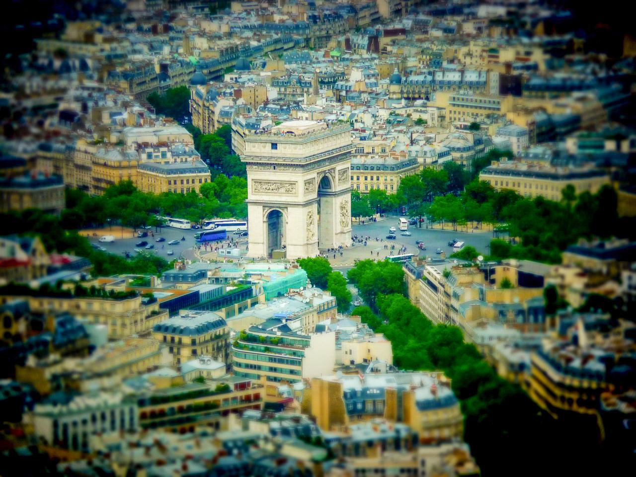 Depuis la Tour Eiffel, Paris en Petit réinvente la Ville Lumière en un terrain de jeu miniature. Cette photographie saisit la grandeur de Paris, réduite à l'échelle d'une maquette, où l'Arc de Triomphe et les avenues haussmanniennes deviennent des pièces d'un ensemble intime et ludique.