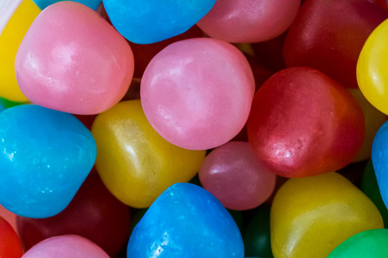 Cailloux Gourmands capture l’essence colorée des Dragibus, transformant ces bonbons en véritables œuvres d'art. Une touche sucrée pour égayer votre espace.